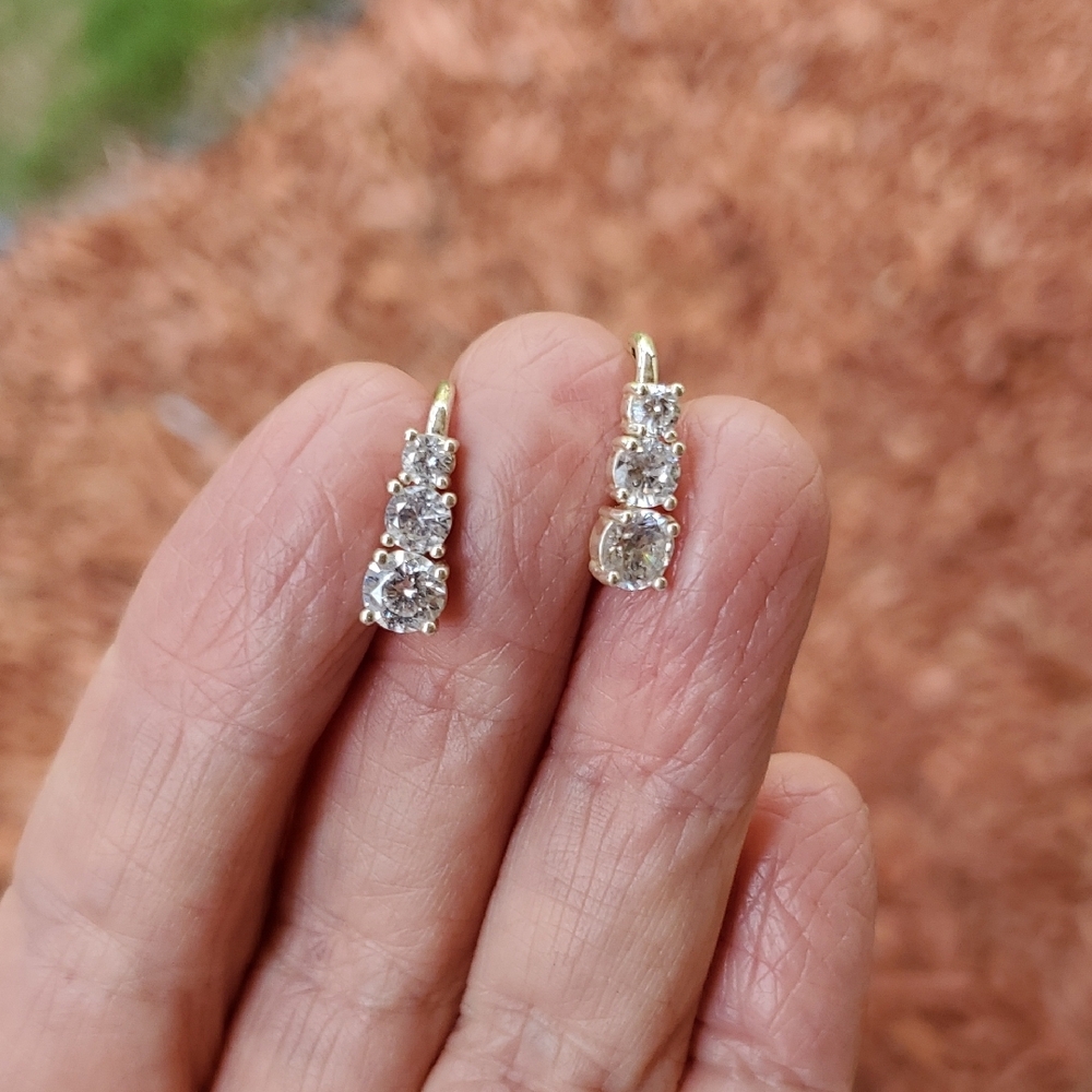 Minimalist Graduated Round-Cut Moissanite Lever-Back Earrings